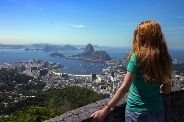 Turista della ragazza con uno zaino sullo sfondo rio de janeiro. vista su pao de acucar