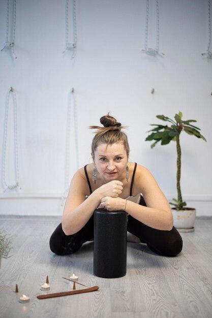 Foto addestramento di ragazze nello studio di yoga