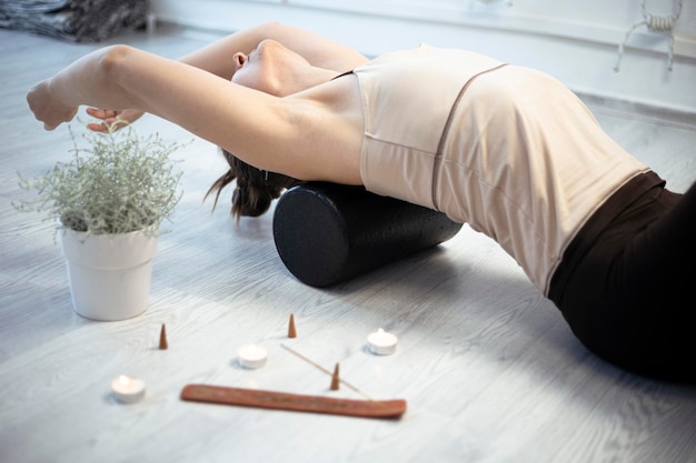 Foto addestramento di ragazze nello studio di yoga