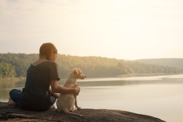 女の子と犬の旅行