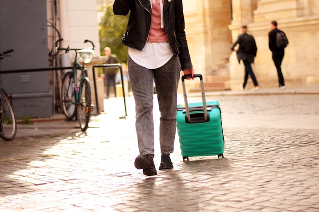 写真 女の子は荷物を持って街を旅する