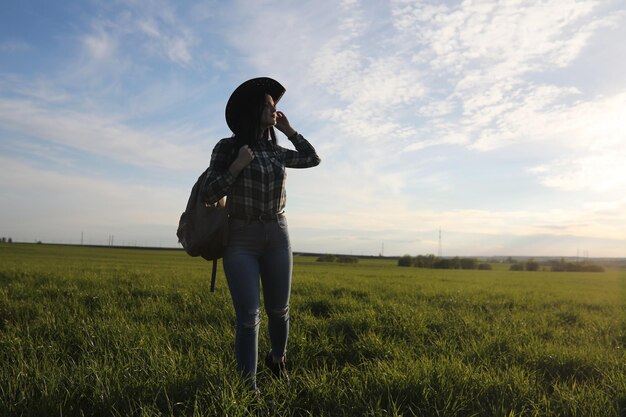 Foto una ragazza viaggia l'estate in campagna