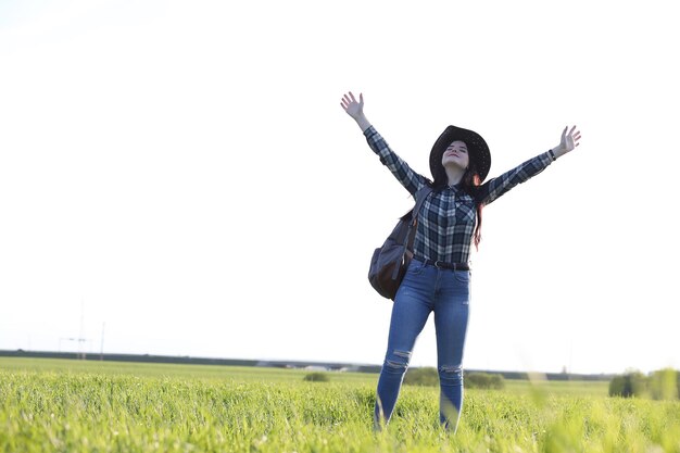 少女は田舎で夏を旅行します