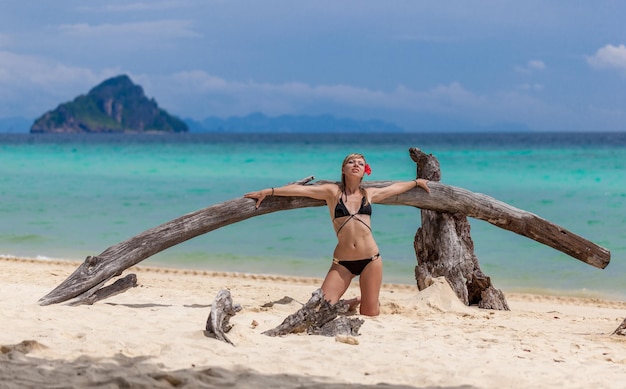 Ragazza su una spiaggia tropicale