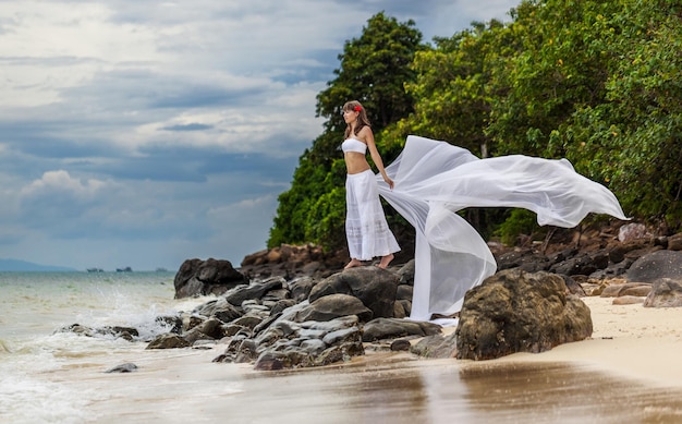 Ragazza su una spiaggia tropicale