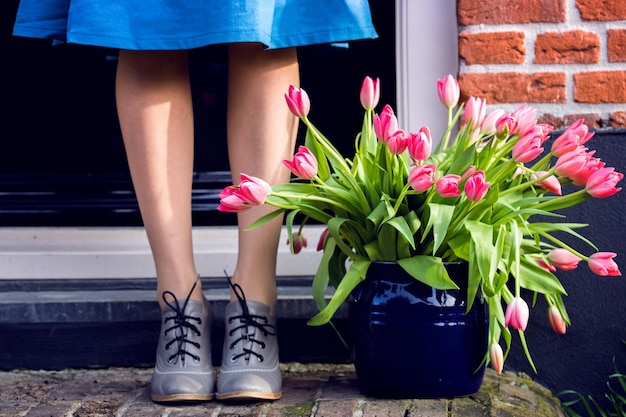 Photo girl and tulips