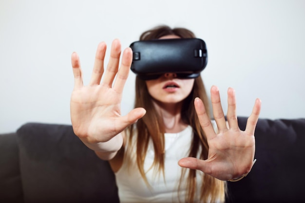 Ragazza usa l'auricolare vr