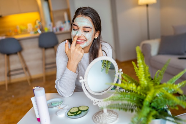 Photo girl uses natural mask.