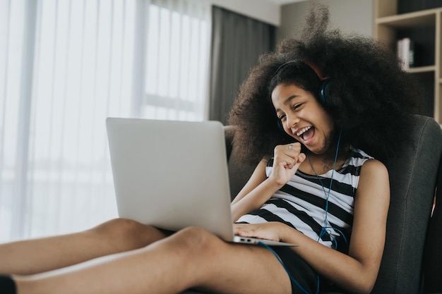 Photo girl using laptop enjoy listening music