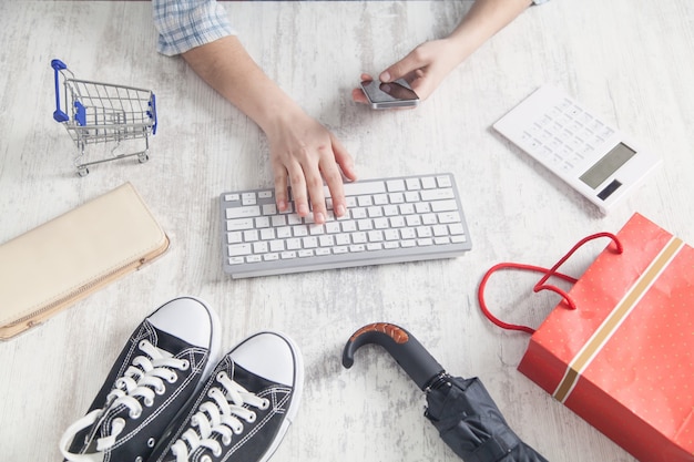 Photo girl using smartphone and typing in keyboard.