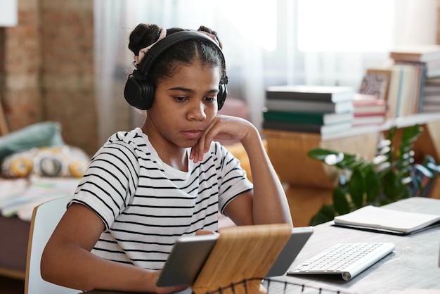 写真 ビデオ通話にタブレットpcを使用している女の子