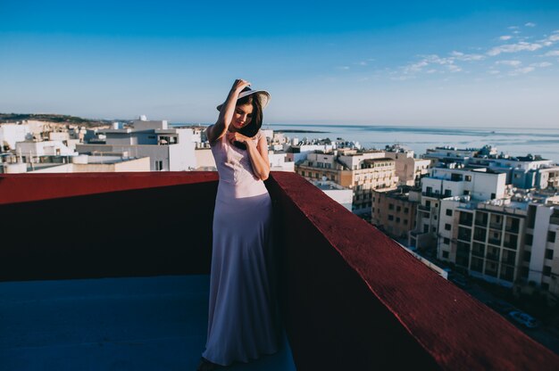 girl walk on the roofs of the big city