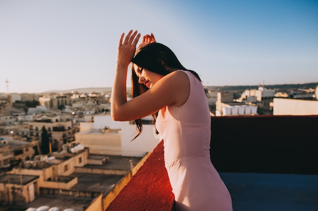 girl walk on the roofs of the big city