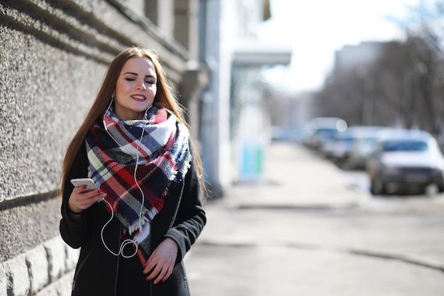 Ragazza in una passeggiata con tempo soleggiato