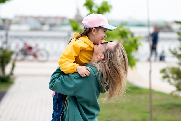 어머니와 함께 산책하는 소녀 그들은 함께 사교하고 즐거운 시간을 보내고 있습니다. 패밀리 스트리트 라이프 스타일