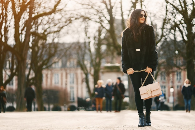 Ragazza che cammina per le strade e la città di parigi, francia