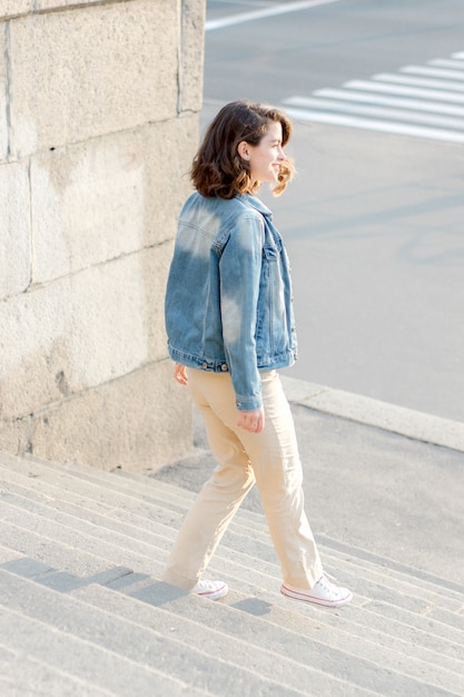 写真 街の階下を歩く女の子