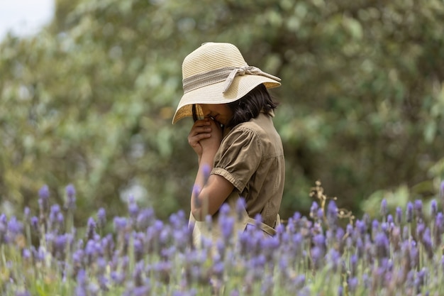 Ragazza che cammina sul campo di lavanda