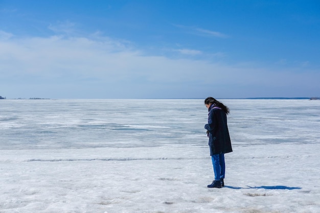 氷の海と青い空を背景に歩く少女