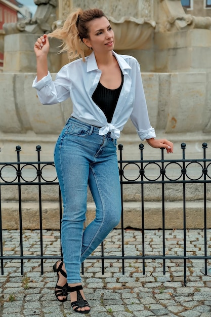 Foto la ragazza cammina per le strade europee guarda la tua pubblicità ragazza premurosa