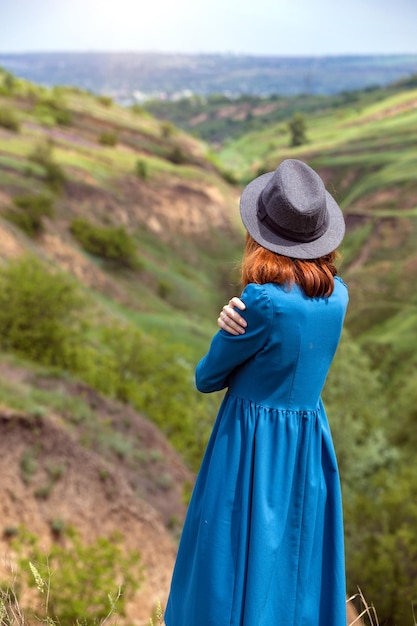 La ragazza cammina all'aperto