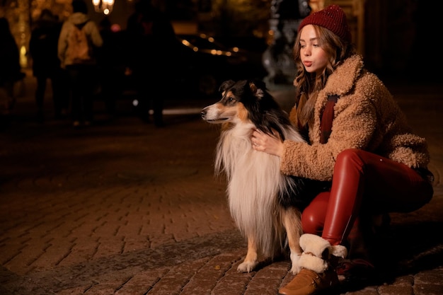 A girl walks with the dog at the srteet