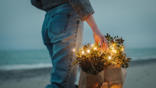 Foto la ragazza cammina con l'illuminazione shopping bag