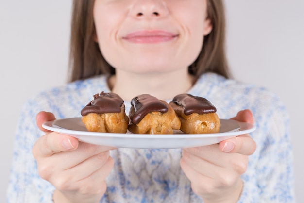 女の子は皿を全部食べたい