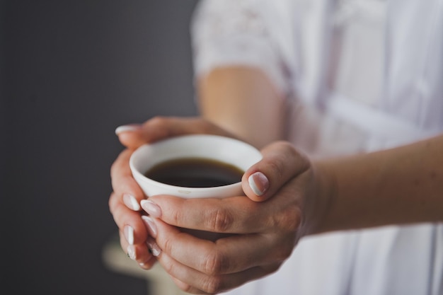 The girl warm palms on his Cup of coffee 8876