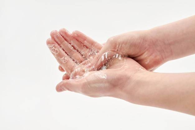 девушка моет руки с мылом