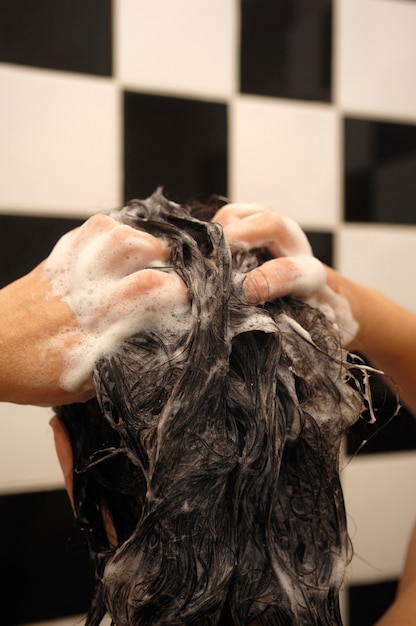 Foto ragazza che si lava i capelli