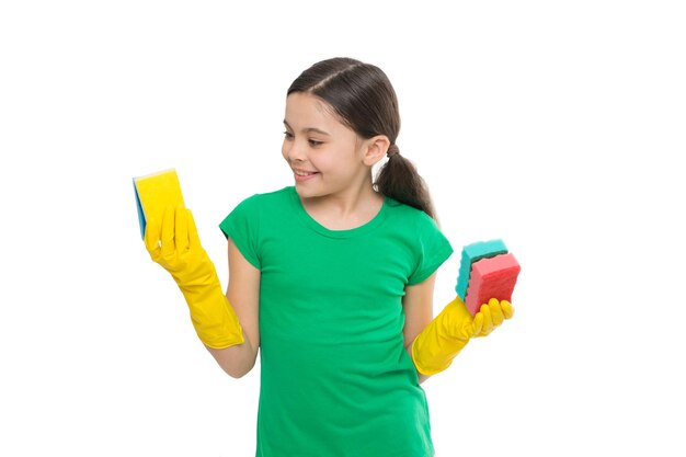 Девушка надевает защитные перчатки для уборки, держите губки на белом фоне. Обязанности по дому Концепция домашнего хозяйства Полезная дочь Для блестящих результатов Уборка губкой Чистящие средства