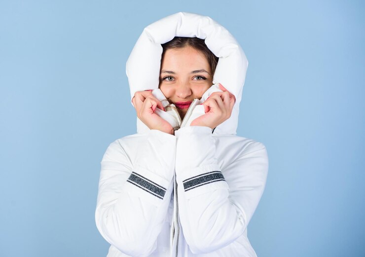Photo girl wear white jacket jacket has extra insulation and slightly longer fit to protect your body from sharp winter weather fancy stylish winter clothes not every jacket is ideal for every climate