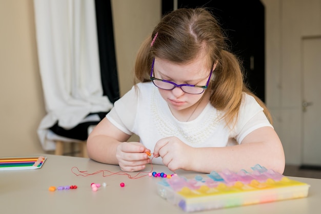 Photo girl wearing eyeglasses on table at home