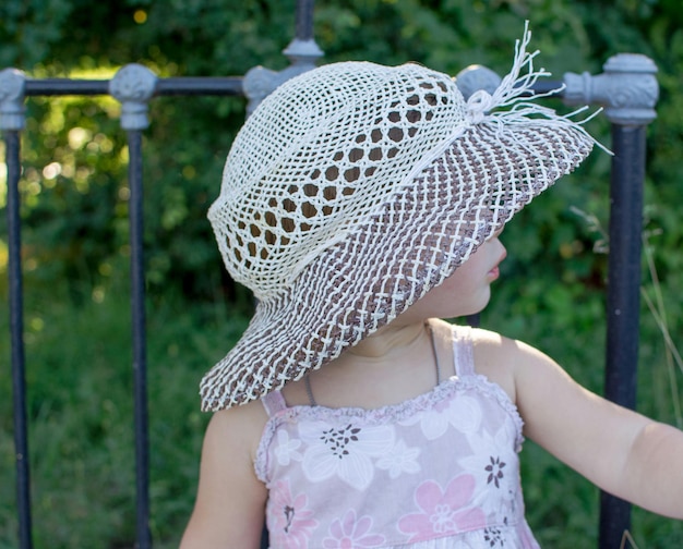 Photo girl wearing hat in park