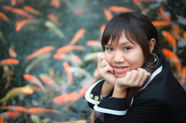 日本の学校の制服を着ている少女。