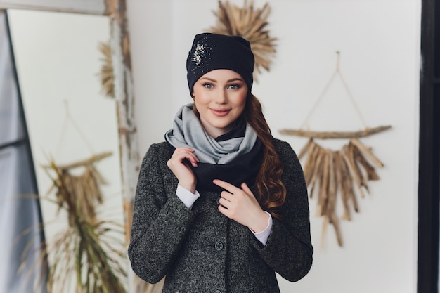 Photo girl wearing knitted warm hat, coat and scarf