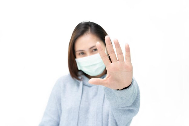写真 マスクをかぶった女の子インフルエンザとcovid-19コロナウイルスとokハンドシグナルをします