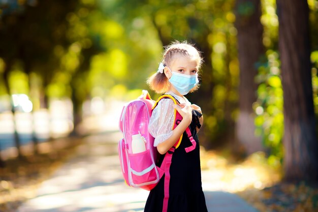 Ragazza che indossa maschera e zaino