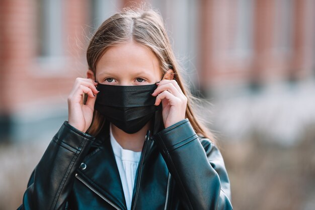 마스크를 쓰고 소녀 코로나 바이러스와 그립으로부터 보호