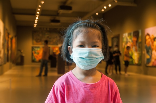 Photo girl wearing medical mask while traveling