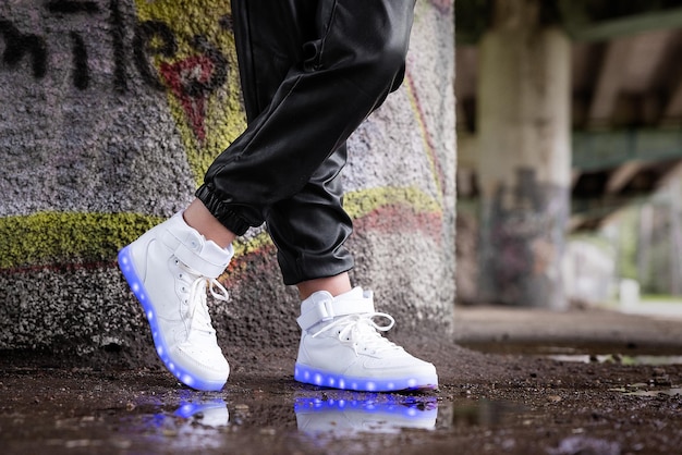 Ragazza che indossa scarpe moderne con luci a led