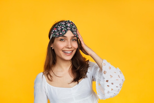 Photo girl wearing sleep bandage smiling