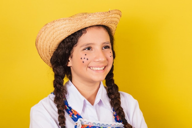 사진 festa junina 근접 촬영 사진을 위해 전형적인 옷을 입은 소녀는 축제를 위해 웃고 행복합니다.