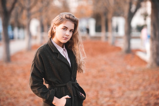 Ragazza che indossa giacca invernale all'aperto