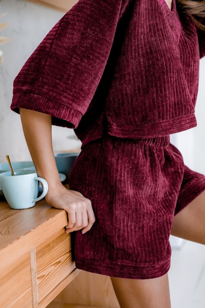 Photo the girl wears a cozy home suit clothes for relaxation