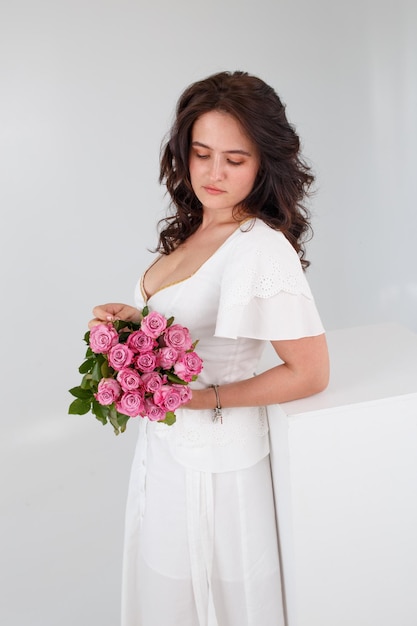 Девушка в белом платье с букетом цветов