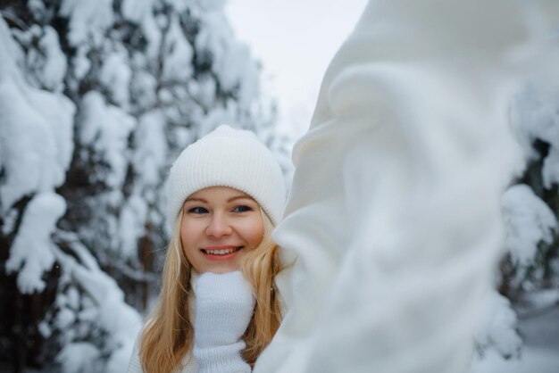 Foto una ragazza in una foresta d'inverno, bionda, una divertente passeggiata nella natura