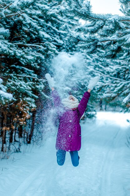 Foto ragazza nella foresta invernale