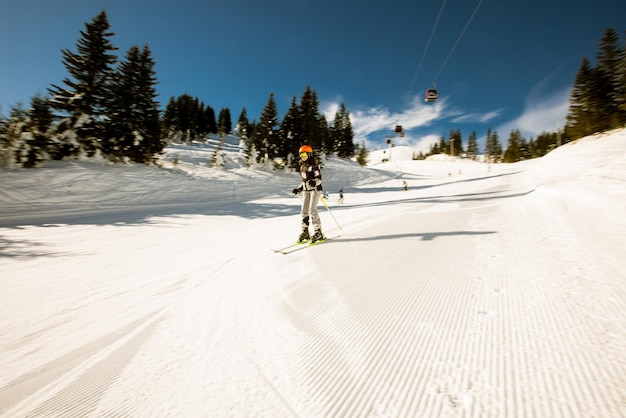 Ragazza alla beatitudine dello sci invernale un'avventura di una giornata di sole